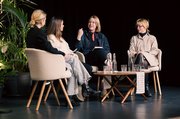 während Tabea Steiner, Jil Erdmann und Lena Käsermann im Volkshaus mit Salomé Meier über (Nicht-)Muttersein sprechen.