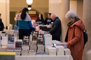 Einige Besucher*innen nutzen den etwas ruhigeren Sonntag, um noch einmal in der Festivalbuchhandlung zu stöbern.