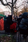 Ebenfalls mit bester Stimmung finden die Freiluftlesungen am Keck-Kiosk statt. Warm eingepackt mit Punsch gibt es zehn Lesungen zu hören.