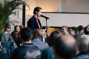 Gleichzeitig lesen Schüler*innen des Gymnasiums Oberwil. Was für Texte, was für eine schöne Stimmung!