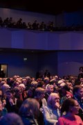 Etwas später wechseln die Besucher*innen in den Festsaal. Denn das BuchBasel 2024 wird offiziell eröffnet!