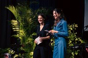 Die Festivalleiterin Marion Regenscheit und Annina Niederberger, die das Programm mitkuratiert hat, begrüssen das Publikum.