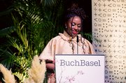 Und dann kommt der Moment, auf den Viele gewartet haben: Chimamanda Ngozi Adichie betritt die Bühne.