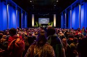 Zeitgleich hat sich auch der Festsaal wieder gefüllt.